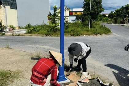 thi-cong-lap-dat-cot-ten-duong